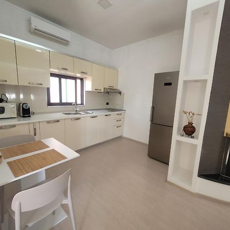 An Apartment With Fireplace Tiranë Luaran gambar